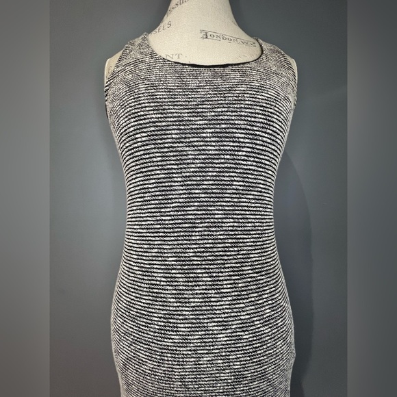 Banana Republic Textured Stripe Patio Dress excellent condition no flaws Sz XSP - Picture 7 of 10